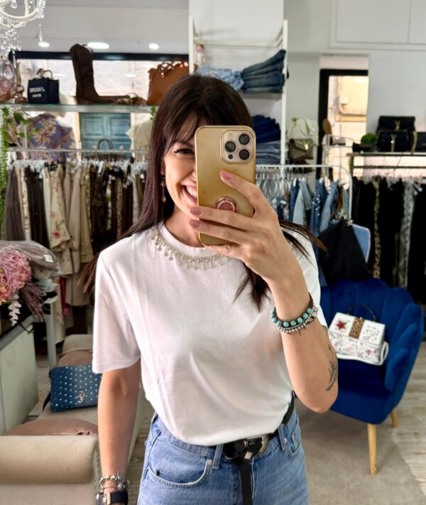 T-shirt collo strass