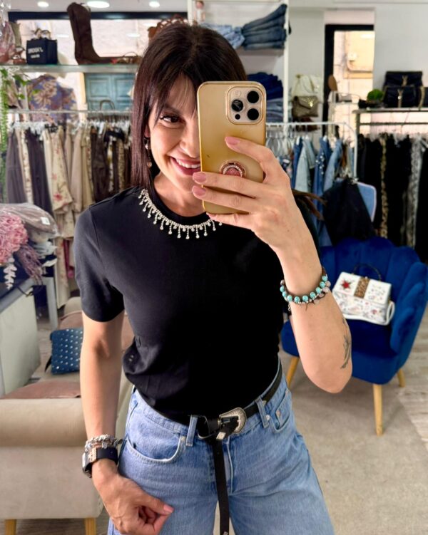 T-shirt collo strass - immagine 2