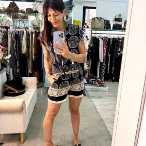 Susy Mix camicia fantasia a completo con il suo shorts