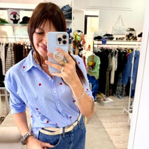 Camicia in cotone rigato con fiori ricamati