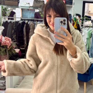 Eco fur con cappuccio modello over Kontatto