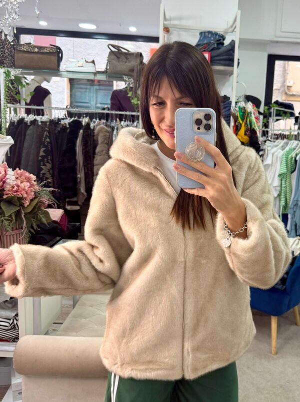Eco fur con cappuccio modello over Kontatto