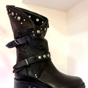 Stivale vera pelle con borchie Via Mondana