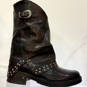 Stivale fibbia e borchie Via Mondana