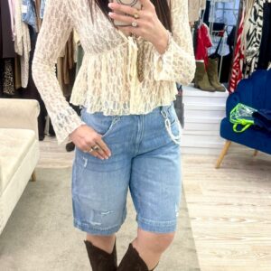 Bermuda in denim con charm perle di fiume